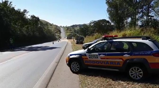 Caminhoneiro fica preso às ferragens após tombar caminhão na MG-444