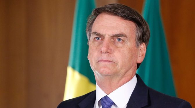 Bolsonaro defende o fim das aulas em autoescolas para obter a CNH