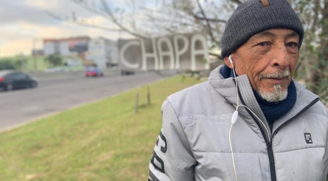 Como é o dia a dia dos “chapas”, homens que carregam e descarregam caminhões na entrada de Porto Alegre