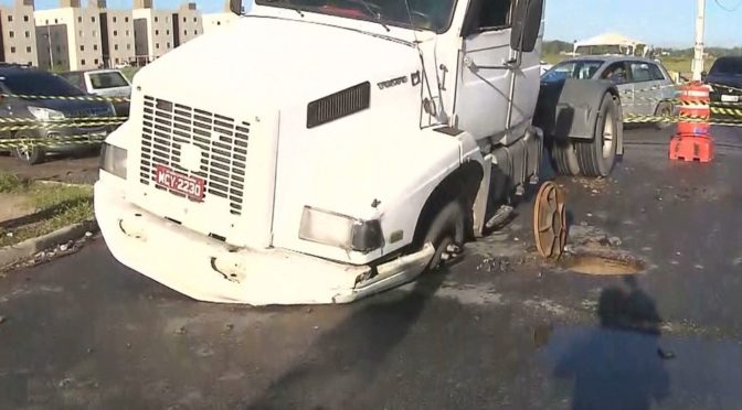 Caminhão cai em buraco após asfalto ceder, em João Pessoa