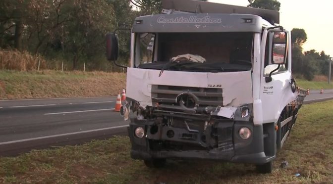 Motorista fica preso às ferragens em acidente com dois caminhões