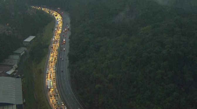 Engavetamento na Anhanguera interdita rodovia e provoca lentidão no sentido São Paulo