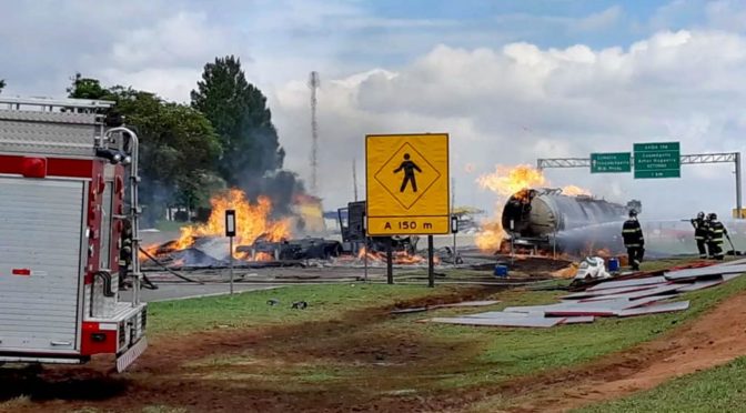 Caminhões pegam fogo e interditam Anhanguera