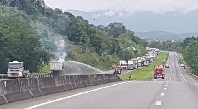 Carreta de hidrogênio pega fogo e interdita a rodovia Régis Bittencourt