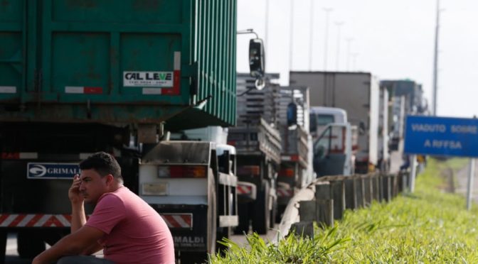 Motorista de caminhão carregado com diesel fica ferido após veículo tombar em rodovia