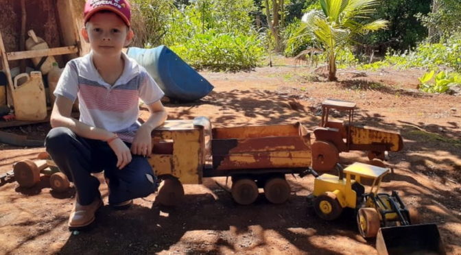 Garoto que viralizou brincando de caminhão viaja até SP para assistir final da Copa Truck