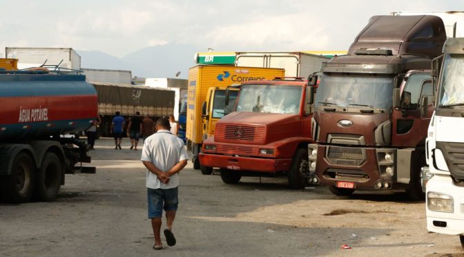 Caminhoneiros, empresários e governo discutem cálculo do frete