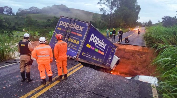 MG 133 é interditada após abertura de cratera