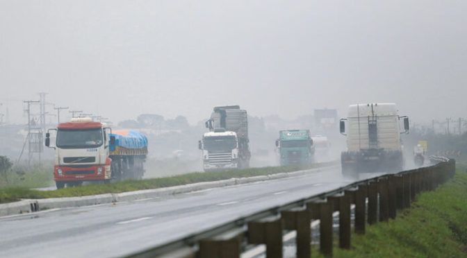 Chuva na estrada exige atenção dos motoristas de caminhão