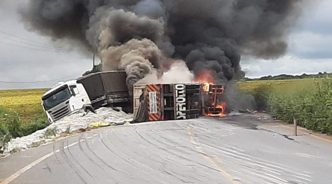 Carretas tombam, pegam fogo e rodovia é interditada